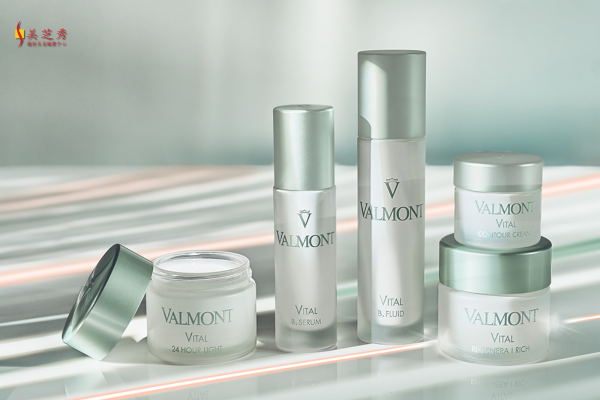 DSC Valmont Vitality Launch Chinese Blog Banner with Valmont Vitality products in order from Valmont Vital 24 Hour Light, Valmont Vital B. Serum, Valmont Vital B. Fluid, and Valmont Vital Contour Cream stacked on Valmont Vital Regenera I Rich from left to right with DSC chinese logo in top left